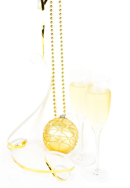 Рождественская композиция с шампанским и мячом — стоковое фото