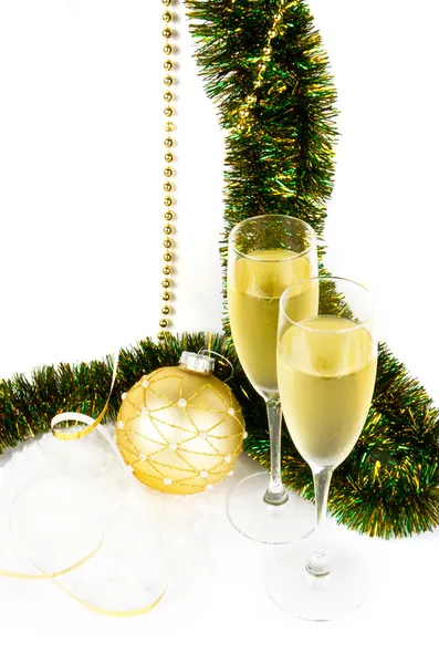 Рождественская композиция с шампанским и мячом — стоковое фото