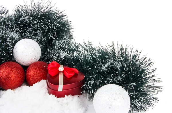 Weihnachtskomposition mit Kugeln und Geschenk — Stockfoto