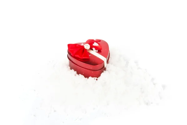 Czerwone serca obecnych na śniegu — Zdjęcie stockowe