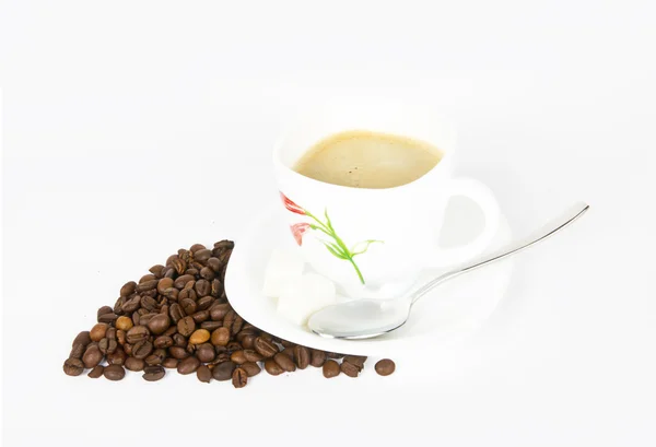Una taza de café con frijoles sobre un fondo blanco — Foto de Stock