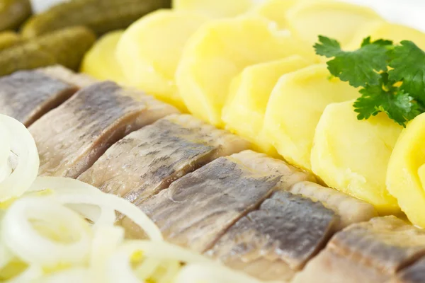 Gedeelte van haring visfilets met aardappelen en UI — Stockfoto