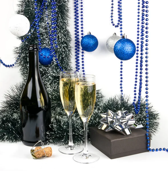 Jul champagne glas och gåva — Stockfoto