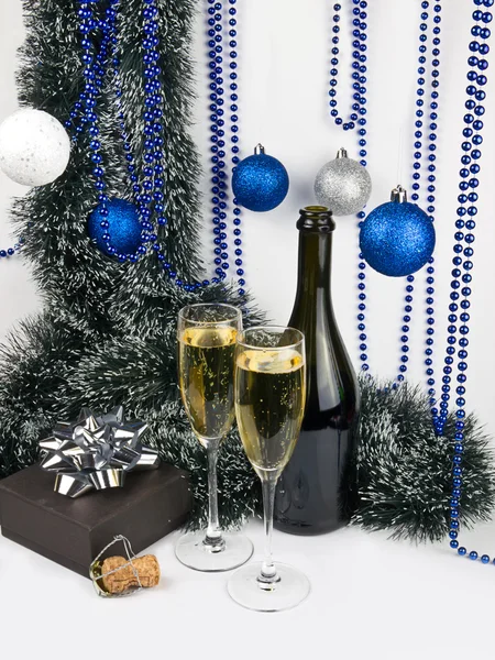 Bicchieri di champagne di Natale e regalo — Foto Stock