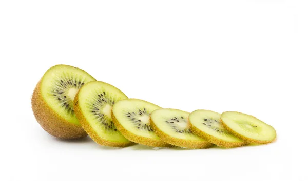 Fruta kiwi fresca com fatias em fundo branco — Fotografia de Stock