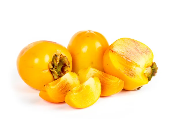 Verse persimmon vruchten met bezuinigingen op witte achtergrond — Stockfoto