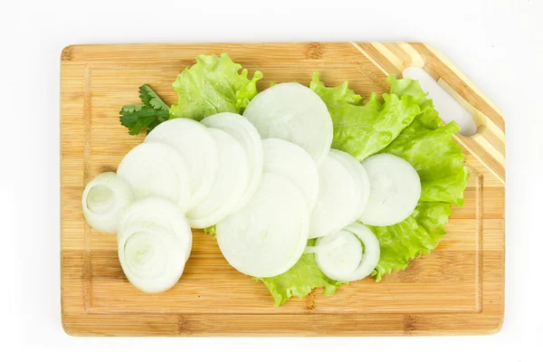 Rodajas de cebolla fresca sobre fondo blanco —  Fotos de Stock
