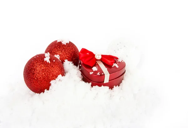 Різдвяна композиція з кульками і подарунком — стокове фото