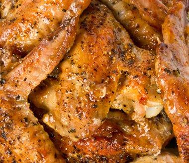 Kızarmış tavuk kanadı.