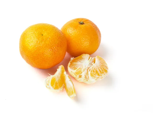 Mandarin frukter med skära på vit — Stockfoto