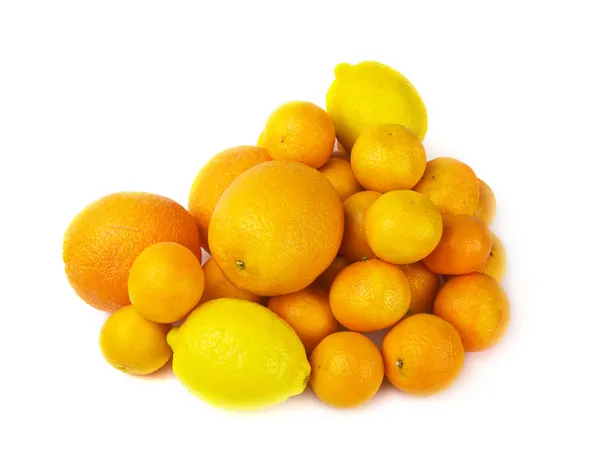 Verse citrusvruchten sinaasappel en citroen op witte achtergrond — Stockfoto
