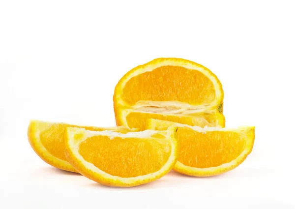 Fruta laranja com cortes no fundo branco — Fotografia de Stock