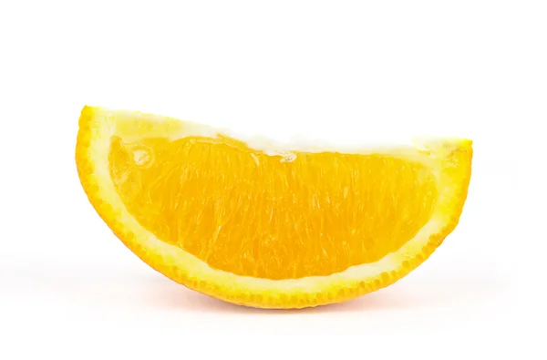 Beyaz zemin üzerinde bir turuncu meyve bir kesik — Stok fotoğraf