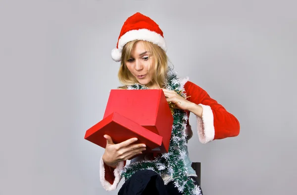 Mujer rubia yound bonita con regalo de Navidad —  Fotos de Stock