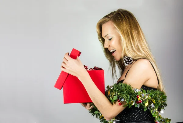 Mujer rubia yound bonita con regalo de Navidad —  Fotos de Stock