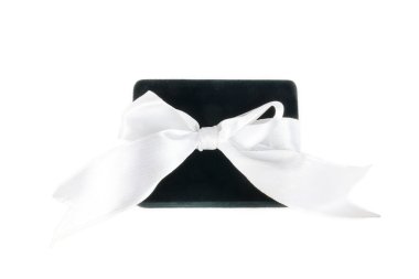 beyaz zemin üzerine hediye kutusu