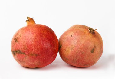 Beyaz zemin üzerinde taze nar meyvesi