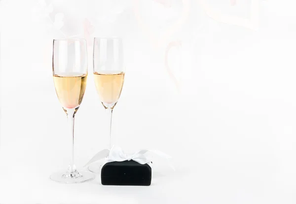 Twee champagne bekers met juwelier box — Stockfoto