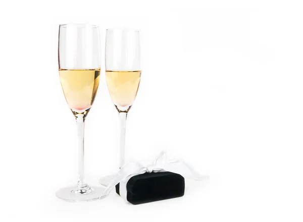 Zwei Champagnerbecher mit Juwelierbox — Stockfoto