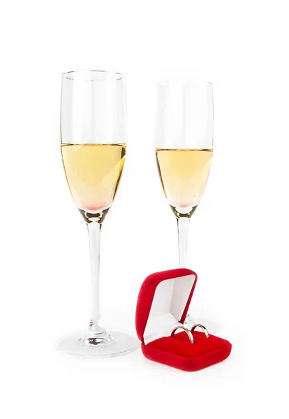 Dvě skleněné poháry s šampaňským a snubní prsteny — Stock fotografie