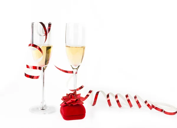 Dos copas de champán con joyero — Foto de Stock