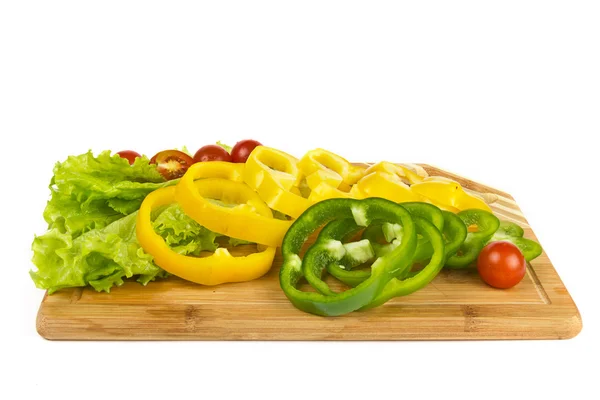 Pedaços de pimenta madura e tomates cereja frescos sobre fundo branco — Fotografia de Stock