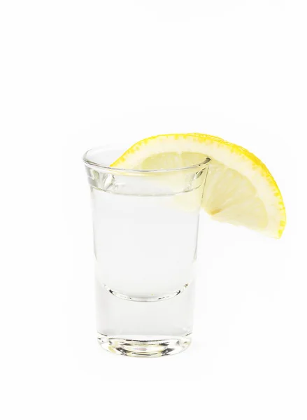 Vodka russo sobre fundo branco — Fotografia de Stock