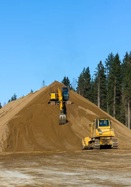 Escavadeira amarela e bulldozer no trabalho na floresta — Fotografia de Stock