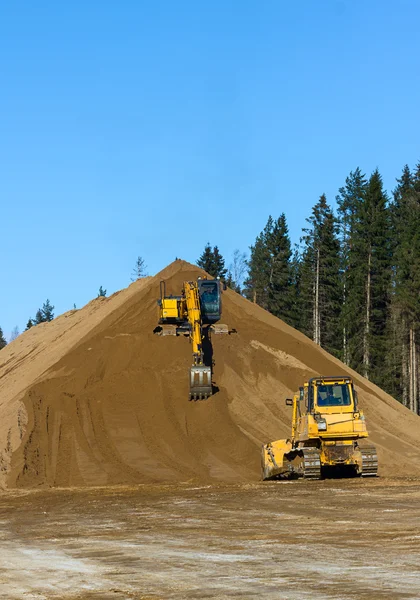 Sarı tarak ve orman içinde işte buldozer — Stok fotoğraf