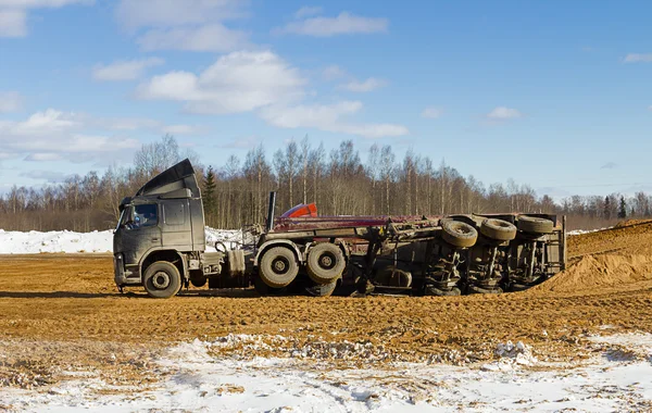 kamyon kum devrilmiş kaza ile