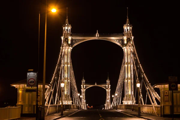 밤, 런던에 알 버트의 다리 — 스톡 사진