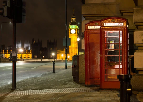 Tradycyjne czerwone budki telefonicznej w Londynie z big Bena w ba — Zdjęcie stockowe