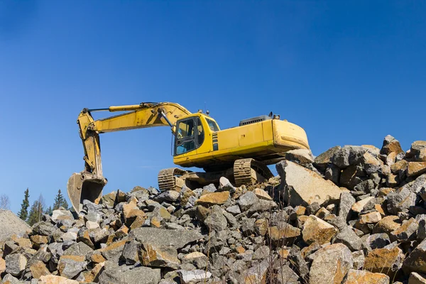 Excavator at rock quarry — Stock Photo, Image