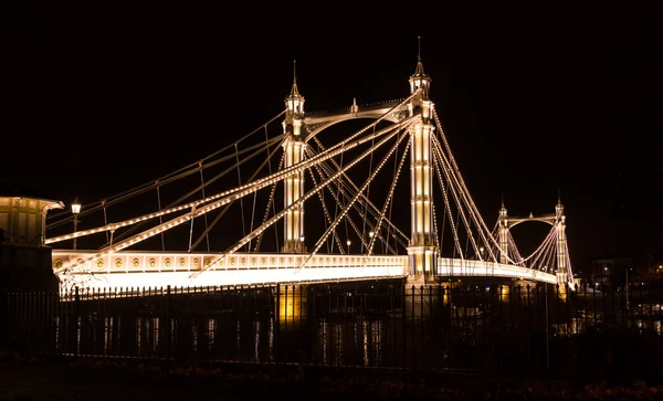 Мост Альберта ночью, Лондон — стоковое фото