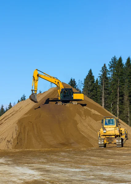 Escavadeira amarela e bulldozer no trabalho na floresta — Fotografia de Stock
