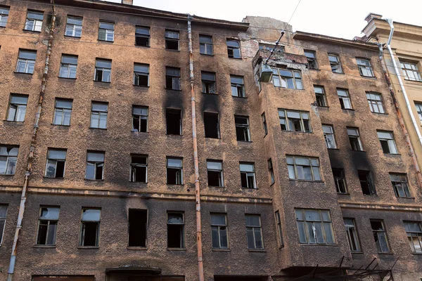 Broken burned building — Stock Photo, Image