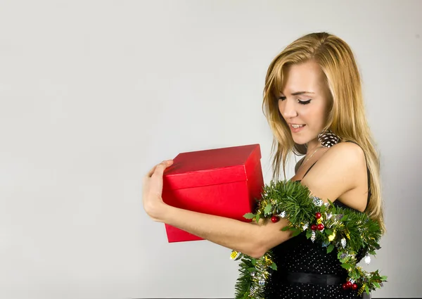 Mujer bonita joven con regalo de Navidad —  Fotos de Stock