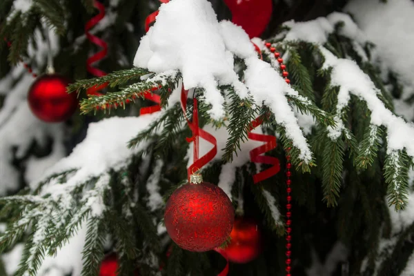 Vánoční koule venku — Stock fotografie