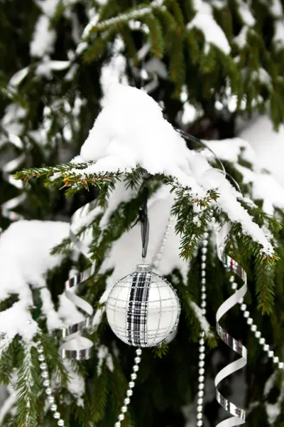 Noel topları açık havada — Stok fotoğraf