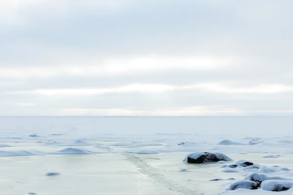 Bay donmuş buz gibi kıyı şeridi — Stok fotoğraf