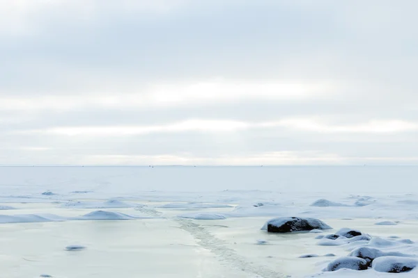 Bevroren ijskoude kust van de baai — Stockfoto