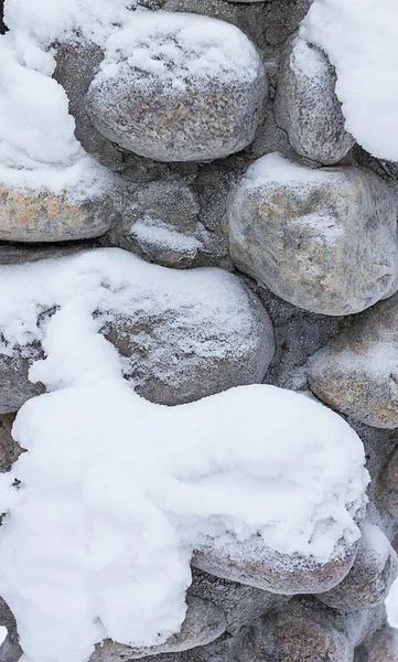 Besneeuwde stenen achtergrond — Stockfoto
