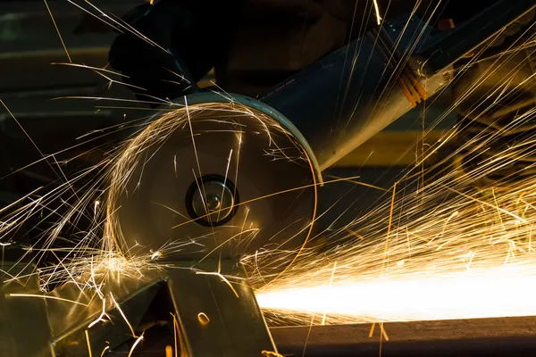 Afiação e corte de ferro por máquina de disco abrasivo — Fotografia de Stock