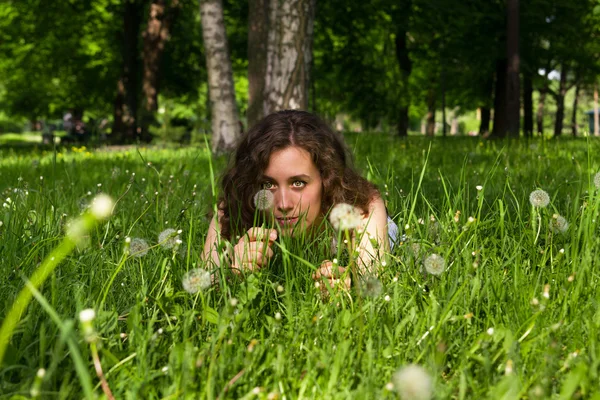 Geri kalan çayır üzerinde olan kadın — Stok fotoğraf