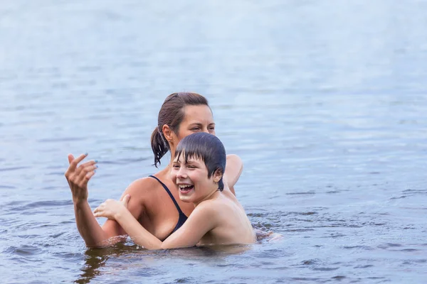 Mother and son swimming in the lake — Stock Photo, Image