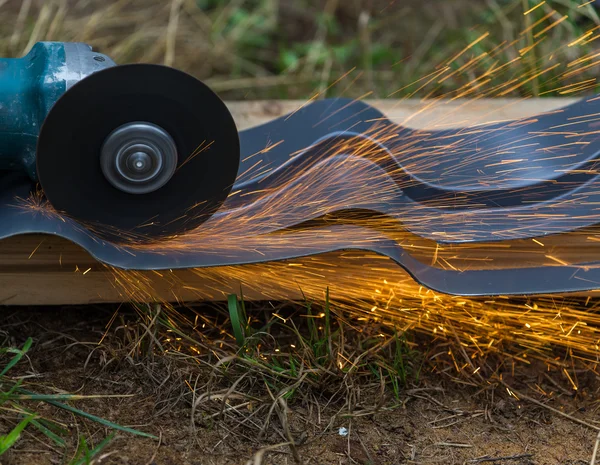 Sharpening and cutting of iron by abrasive disk machine — Stock Photo, Image