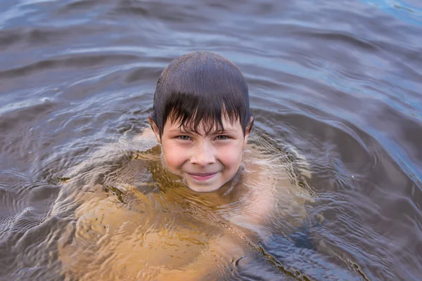 Petit garçon nageant dans un lac — Photo