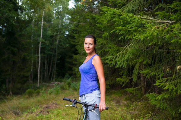 Jovem mulher bonita e bicicleta — Fotografia de Stock