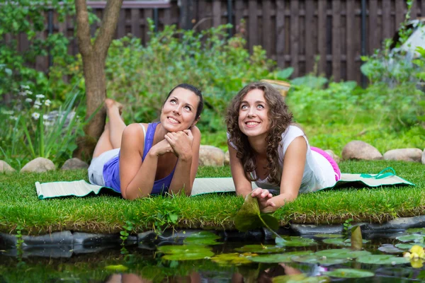 Zwei schöne junge brünette Frau im Freien — Stockfoto