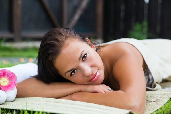 Muito jovem mulher relaxar — Fotografia de Stock